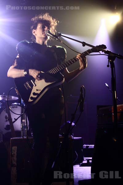 ALICE LEWIS - 2010-11-02 - PARIS - Le Bataclan - 